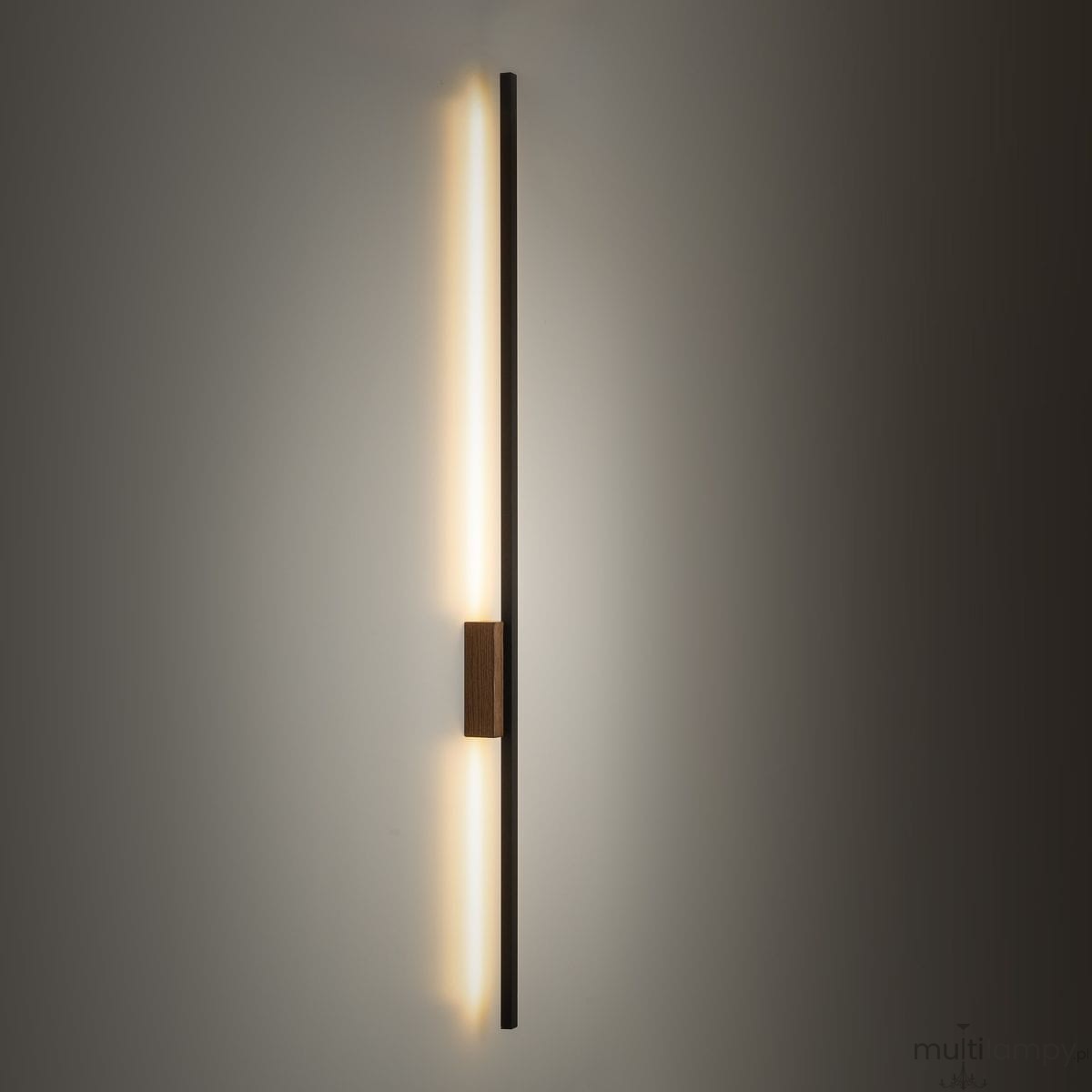 Lampa kinkiet Flash L z jedną żarówką LED o mocy 24W. Wykonana z ciemnego drewna, z prostą, pionową formą. Emituje ciepłe światło, zamontowana na ścianie, z centralnym elementem mocującym w kolorze drewna.