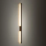 Lampa kinkiet Flash L z jedną żarówką LED o mocy 24W. Wykonana z ciemnego drewna, z prostą, pionową formą. Emituje ciepłe światło, zamontowana na ścianie, z centralnym elementem mocującym w kolorze drewna.