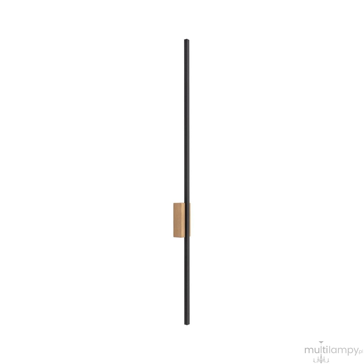 Czarny kinkiet Flash L z jasnym drewnem, z jedną diodą LED o mocy 24W. Stojący, smukły kształt z drewnianym mocowaniem, widok z boku na minimalistyczny design. Idealny do nowoczesnych wnętrz.