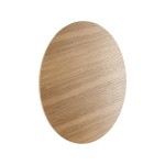 Kinkiet Luna Wood w kolorze naturalnego drewna, o okrągłym kształcie. Widoczna faktura drewna, bez dodatkowych dekoracji. Montowany na ścianie, z miejscem na cztery żarówki G9. Proste tło podkreśla minimalistyczny design.