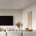 Lampa sufitowa Eve 1xGX53 w jasnym drewnie, zamontowana na suficie. Okrągły kształt z minimalistycznym designem. Otoczenie: nowoczesny salon z telewizorem, roślinnością i dekoracjami na stole.