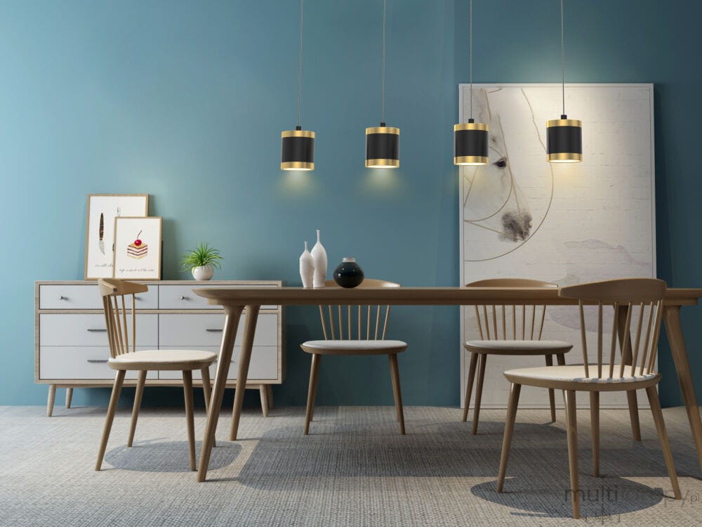 Lampa wisząca Toulouse 4xLED/34W w kolorze czarnym i złotym, zawieszona nad drewnianym stołem. W tle błękitna ściana, białe meble i dekoracje. Widać cztery lampy w różnych wysokościach, nadające elegancki wygląd aranżacji.