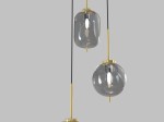 Lampa wisząca Belleville z trzema kloszami E14 w kolorze czarnym i złotym. Klosze w różnych kształtach: jeden prostokątny, dwa okrągłe, wykonane ze szkła. Całość zawieszona na czarnych przewodach, w minimalistycznym stylu. Tło szare.