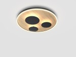 Plafon Dijon D60 w kolorze czarnym i drewnianym, okrągły, z trzema czarnymi okręgami na jasnym tle. Posiada wbudowane oświetlenie LED o mocy 40W, zamontowany na gładkiej, jasnej powierzchni.