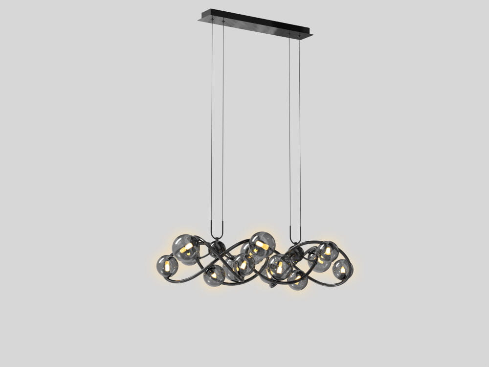 Lampa wisząca Nancy z 14 miejscami na żarówki G9, w kolorze czarnym i chromowanym, z dymionymi kloszami. Ujęcie z boku, prezentujące elegancki, falisty kształt oraz zawieszenie na cienkich linkach. Proste, szare tło.
