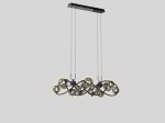 Lampa wisząca Nancy z 14 miejscami na żarówki G9, w kolorze czarnym i chromowanym, z dymionymi kloszami. Ujęcie z boku, prezentujące elegancki, falisty kształt oraz zawieszenie na cienkich linkach. Proste, szare tło.