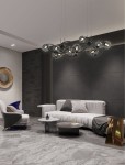 Lampa wisząca Nancy z 14 źródłami G9 w kolorze czarnym i chromowanym, z dymionymi kloszami. Zawieszona w nowoczesnym wnętrzu, w kształcie falującym, dodaje elegancji. Tło z szarych ścian i minimalistycznych mebli.