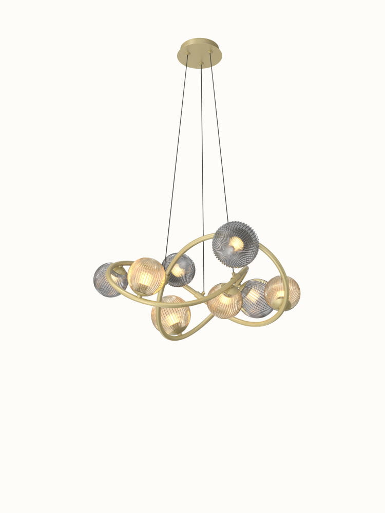 Lampa wisząca Metz w kolorze złotym, z ośmioma źródłami światła G9. Charakteryzuje się nowoczesnym, organicznym kształtem oraz różnorodnymi, teksturowanymi kulami w odcieniach złota i srebra. Zawieszona na cienkich linkach, idealna do nowoczesnych wnętrz.