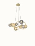 Lampa wisząca Metz w kolorze złotym, z ośmioma źródłami światła G9. Charakteryzuje się nowoczesnym, organicznym kształtem oraz różnorodnymi, teksturowanymi kulami w odcieniach złota i srebra. Zawieszona na cienkich linkach, idealna do nowoczesnych wnętrz.