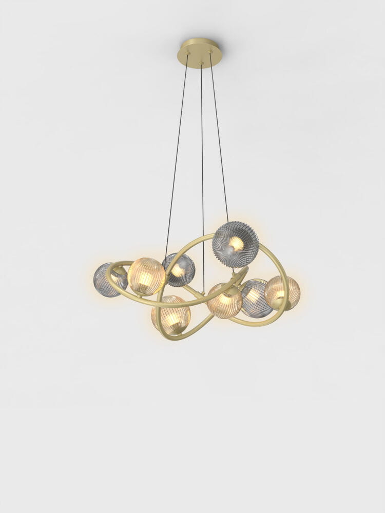 Lampa wisząca Metz z ośmioma źródłami światła G9 w złotym kolorze, z okrągłymi kloszami w odcieniach złota i srebra. Ujęcie z dołu, zawieszona na cienkich żyłkach, w nowoczesnym wzorze o organicznych kształtach, na jednolitym tle.
