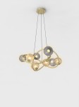 Lampa wisząca Metz z ośmioma źródłami światła G9 w złotym kolorze, z okrągłymi kloszami w odcieniach złota i srebra. Ujęcie z dołu, zawieszona na cienkich żyłkach, w nowoczesnym wzorze o organicznych kształtach, na jednolitym tle.