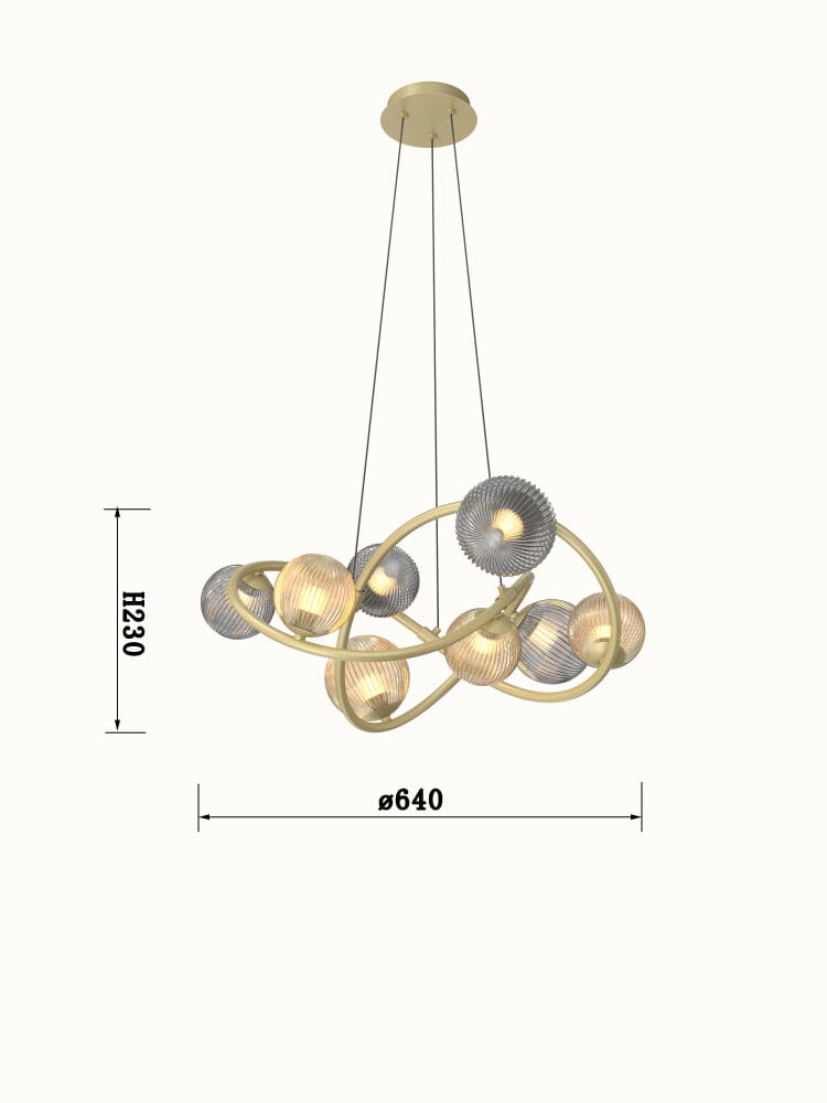 Lampa wisząca Metz z 8 żarówkami G9 w kolorze złotym, o średnicy 640 mm i wysokości 230 mm. Ułożona w dynamiczny, nieregularny kształt z przeplatanymi elementami, w tym przezroczystymi i matowymi kulami. Zawieszona na cienkich linkach.