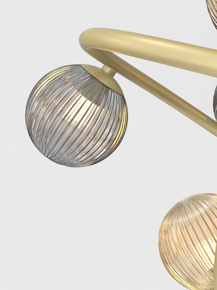 Lampa sufitowa Metz w kolorze złotym, z osiemnastoma kulkami G9, z przezroczystymi, żłobionymi kloszami. Ujęcie z góry, pokazujące detale struktury kloszy oraz gładką, złotą konstrukcję. Tło jednolite, szare.