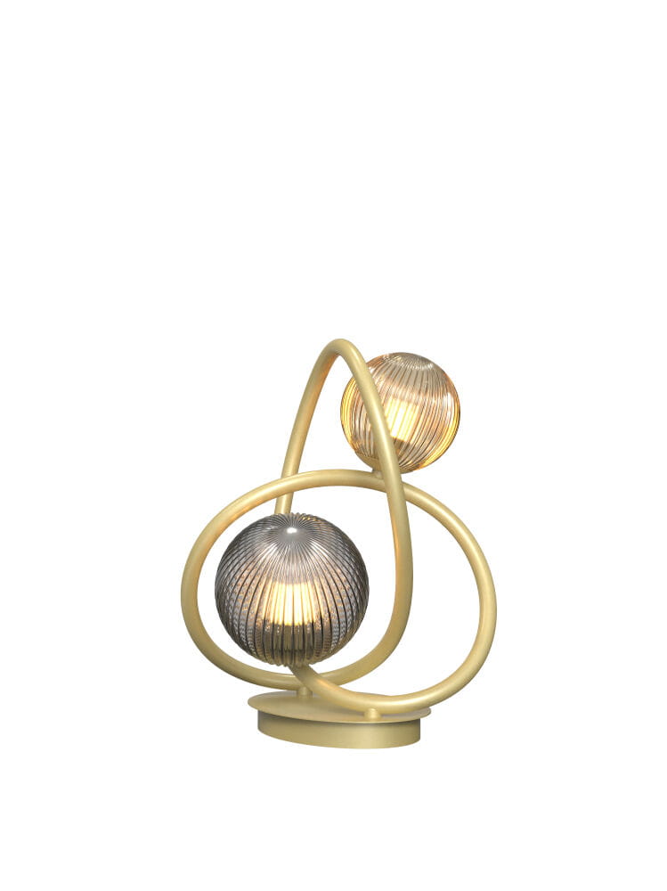 Lampa stołowa Metz 2xG9 w kolorze złotym, z dwoma kulistymi kloszami w odcieniach złota i srebra. Klosze mają żłobioną fakturę. Produkt ustawiony na okrągłej podstawie, w dynamicznej, nowoczesnej formie.