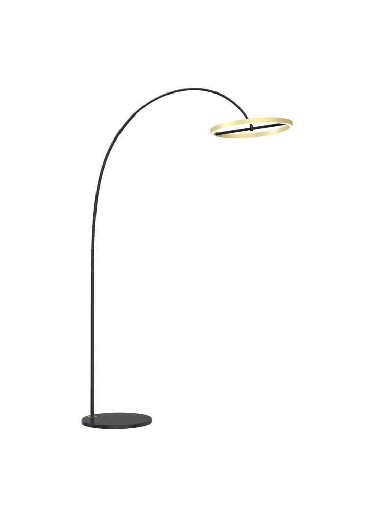 Czarna lampa podłogowa Brest z metalowym, złotym kloszem w kształcie obręczy. Posiada smukły, zakrzywiony trzon i okrągłą podstawę. Ujęcie frontalne, produkt stoi na jednolitym tle. Wbudowane oświetlenie LED o mocy 21W.