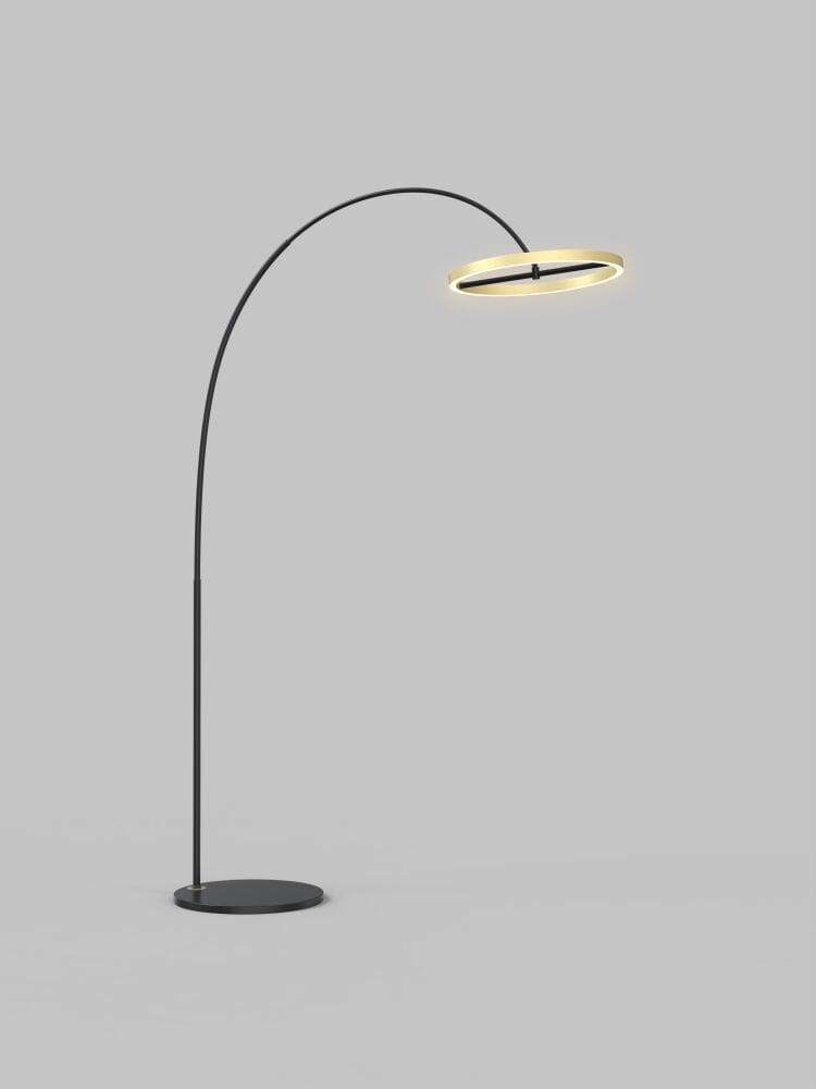 Czarna lampa podłogowa Brest z podłużnym, złotym kloszem LED, o eleganckim, zakrzywionym kształcie. Ujęcie z boku, stojąca na okrągłej podstawie. Prosta, nowoczesna forma, idealna do wnętrz.