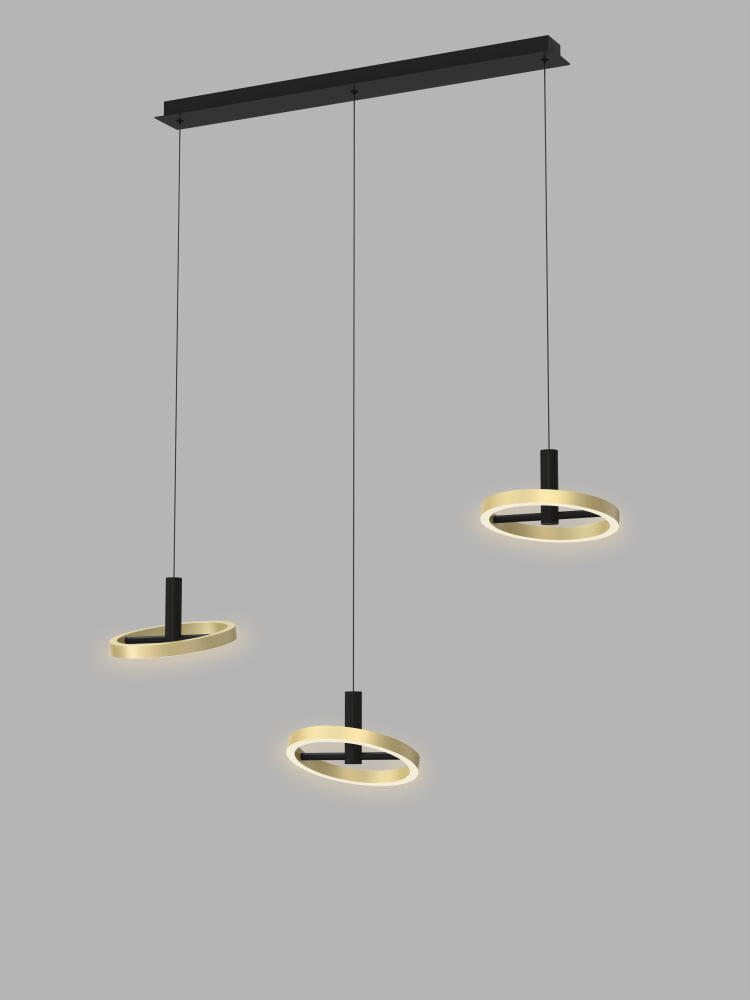 Lampa wisząca Brest z trzema okrągłymi źródłami LED, czarna z złotymi akcentami. Ułożona na czarnym stelażu, zwisająca na cienkich linkach, tworzy nowoczesny design. Idealna do aranżacji wnętrz. Tło jasnoszare.