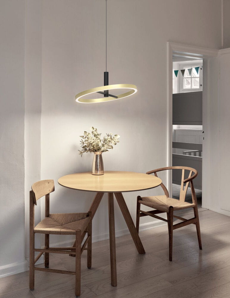 Lampa wisząca Brest 1xLED/19W w kolorze czarnym i złotym, w formie okręgu, zawieszona nad okrągłym drewnianym stołem. W tle widać dwa krzesła i wazon z kwiatami, na ścianie jasny kolor.