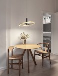 Lampa wisząca Brest 1xLED/19W w kolorze czarnym i złotym, w formie okręgu, zawieszona nad okrągłym drewnianym stołem. W tle widać dwa krzesła i wazon z kwiatami, na ścianie jasny kolor.