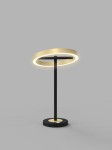 Lampa stołowa Brest z czarnym stelażem i złotym okręgiem LED. Ujęcie frontalne, stojąca na okrągłej podstawie. Prosty, nowoczesny design z podświetleniem. Idealna do biura lub salonu.