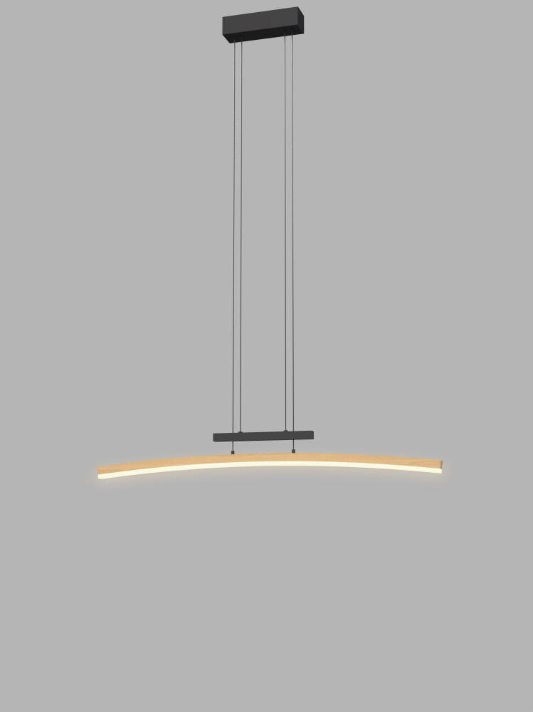 Lampa wisząca Bologna z czarnym metalowym uchwytem i drewnianym akcentem, wyposażona w jednolitą, zakrzywioną listwę LED o mocy 27W. Produkt zawieszony na dwóch regulowanych linkach, na jednolitym, szarym tle.