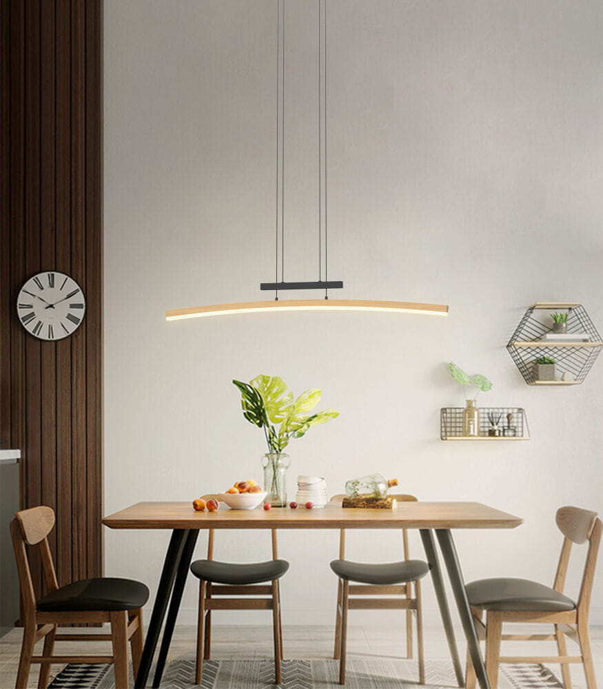 Lampa wisząca Bologna 1xLED/27W w kolorze czarnym z drewnianym detalem, zamontowana nad stołem w jadalni. Ma prostą, półokrągłą formę i emitującą ciepłe światło. Tło w jasnych odcieniach z drewnianą ścianą oraz elementami dekoracyjnymi.