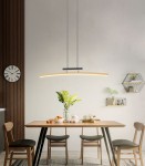 Lampa wisząca Bologna 1xLED/27W w kolorze czarnym z drewnianym detalem, zamontowana nad stołem w jadalni. Ma prostą, półokrągłą formę i emitującą ciepłe światło. Tło w jasnych odcieniach z drewnianą ścianą oraz elementami dekoracyjnymi.