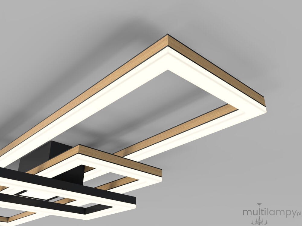 Czarna lampa sufitowa Matera z czterema źródłami LED, o nowoczesnym designie. Posiada kwadratowe ramy z białym światłem i drewnianymi akcentami. Ujęcie z dołu, ukazujące detale konstrukcji i fakturę materiałów.