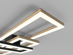 Czarna lampa sufitowa Matera z czterema źródłami LED, o nowoczesnym designie. Posiada kwadratowe ramy z białym światłem i drewnianymi akcentami. Ujęcie z dołu, ukazujące detale konstrukcji i fakturę materiałów.