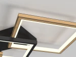 Lampa sufitowa Matera w kolorze czarnym, z trzema źródłami LED o łącznej mocy 37W. Posiada nowoczesny, geometryczny kształt z drewnianymi akcentami i podświetleniem LED. Ujęcie z góry, ukazujące szczegóły konstrukcji i wykończenia.