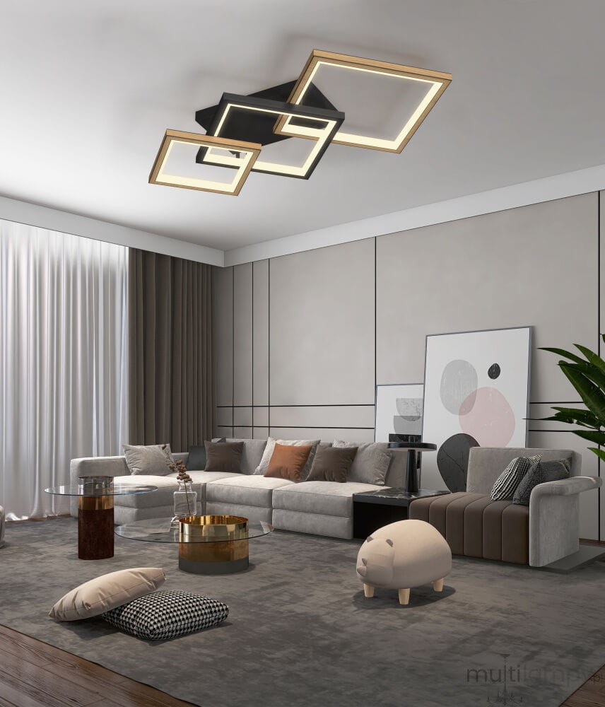 Czarna lampa sufitowa Matera z trzema źródłami LED o mocy 37W, w nowoczesnym designie z geometrycznymi, kwadratowymi ramkami w kolorze złotym. Zainstalowana na suficie w stylowym wnętrzu, w otoczeniu nowoczesnych mebli.