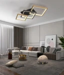 Czarna lampa sufitowa Matera z trzema źródłami LED o mocy 37W, w nowoczesnym designie z geometrycznymi, kwadratowymi ramkami w kolorze złotym. Zainstalowana na suficie w stylowym wnętrzu, w otoczeniu nowoczesnych mebli.