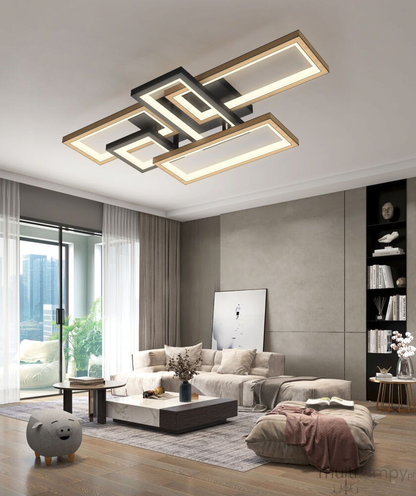 Lampa sufitowa Matera 5xLED/60W w kolorze czarnym z dekoracyjnymi elementami w kolorze drewna, o nowoczesnym, geometrycznym kształcie. Zawieszona w jasnym wnętrzu, nad kanapą w salonie.