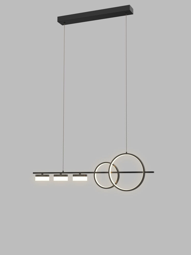 Lampa wisząca Messina z pięcioma źródłami światła LED, w kolorze czarnym. Konstrukcja składa się z prostokątnej podstawy oraz trzech okręgów, zawieszona na cienkich linkach. Minimalistyczny design, idealna do nowoczesnych wnętrz.