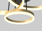 Lampa sufitowa Perpignon z trzema pierścieniami LED w kolorze czarnym i złotym. Widok z góry na złożoną konstrukcję, z białym światłem otaczającym złote ramki. Całość na jasnym tle.