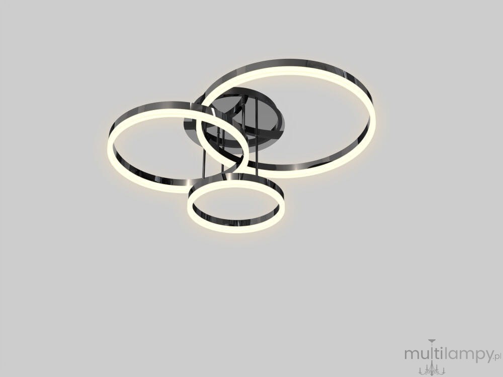 Lampa sufitowa Perpignon w kolorze czarnym z chromowanymi elementami, z trzema okrągłymi pierścieniami LED. Oświetlenie zwisa z sufitu, tworząc nowoczesny design. Tło jasnoszare, co podkreśla elegancję lampy.
