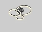 Lampa sufitowa Perpignon w kolorze czarnym z chromowanymi elementami, z trzema okrągłymi pierścieniami LED. Oświetlenie zwisa z sufitu, tworząc nowoczesny design. Tło jasnoszare, co podkreśla elegancję lampy.