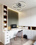 Lampa sufitowa Perpignon z trzema okrągłymi kloszami LED w kolorze czarnym i chromowanym. Zawieszona w nowoczesnym wnętrzu biura na jasnym tle, nad biurkiem z monitorem i regałem z książkami. Kształt kloszy podkreśla elegancki design.