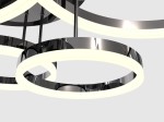 Lampa sufitowa Perpignon w kolorze czarnym z chromowanymi elementami, z pięcioma okrągłymi źródłami światła LED. Widziana z dołu, z widocznymi detalami i połączeniami. Nowoczesny design z delikatnym podświetleniem.