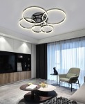 Lampa sufitowa Perpignon 5xLED/80W w kolorze czarno-chromowym, składająca się z pięciu okręgów oświetleniowych, zamontowana na suficie. W tle nowoczesne wnętrze z szarym dywanem i stolikami kawowymi.