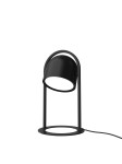 Czarna lampa stołowa Nizza z jedną żarówką LED 10,5W. Posiada okrągłą podstawę oraz minimalistyczny, asymetryczny klosz zamocowany na smukłej ramie. Ujęcie z boku, z widocznym kablem zasilającym.