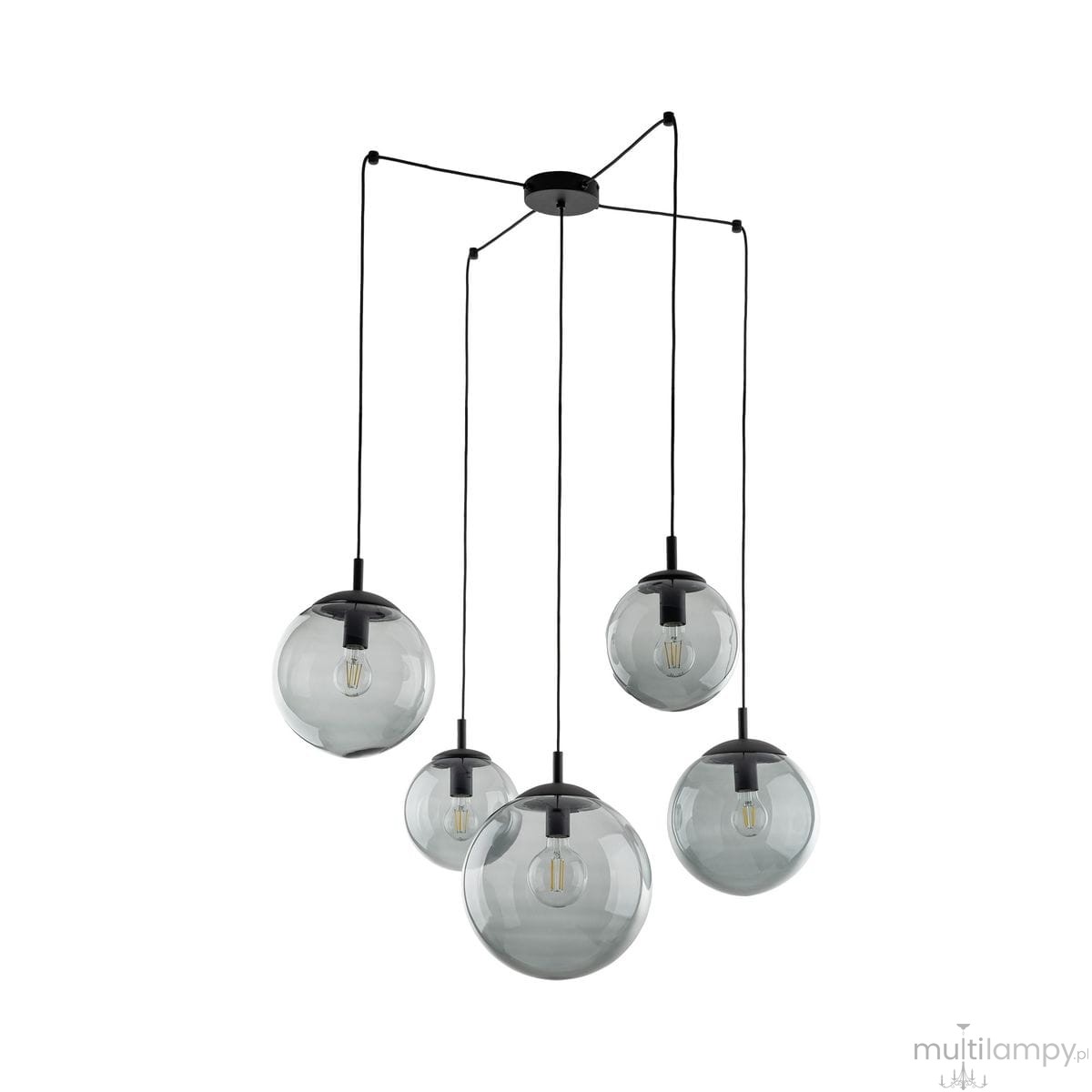 Lampa wisząca Esme z pięcioma szklanymi kulami, zawieszona na czarnych linkach. Kule mają ciemnoszare, przezroczyste wykończenie, a górna część jest czarna. Produkt umieszczony na jednolitym tle.