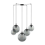 Lampa wisząca Esme z pięcioma szklanymi kulami w odcieniu grafitowym, zawieszona na czarnych przewodach. Kuliste klosze różnej wielkości osadzone na czarnych podstawkach, umieszczone na prostokątnej podstawie. Idealna do nowoczesnych wnętrz.