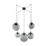 Lampa wisząca Esme z pięcioma kulistymi kloszami w kolorze grafitowym, zawieszona na cienkich czarnych linkach. Klosze mają przezroczystą fakturę, a u góry są zamocowane na czarnej podstawie. Idealna do nowoczesnych wnętrz.