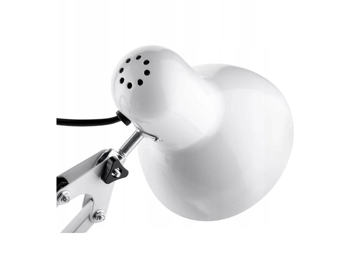 Lampka biurkowa Lena w kolorze białym z metalowym uchwytem do stołu. Widoczna głowica z otworami wentylacyjnymi, przegubowy mechanizm mocowania oraz elementy w kolorze srebrnym. Ujęcie z boku, ukazujące detale konstrukcji.