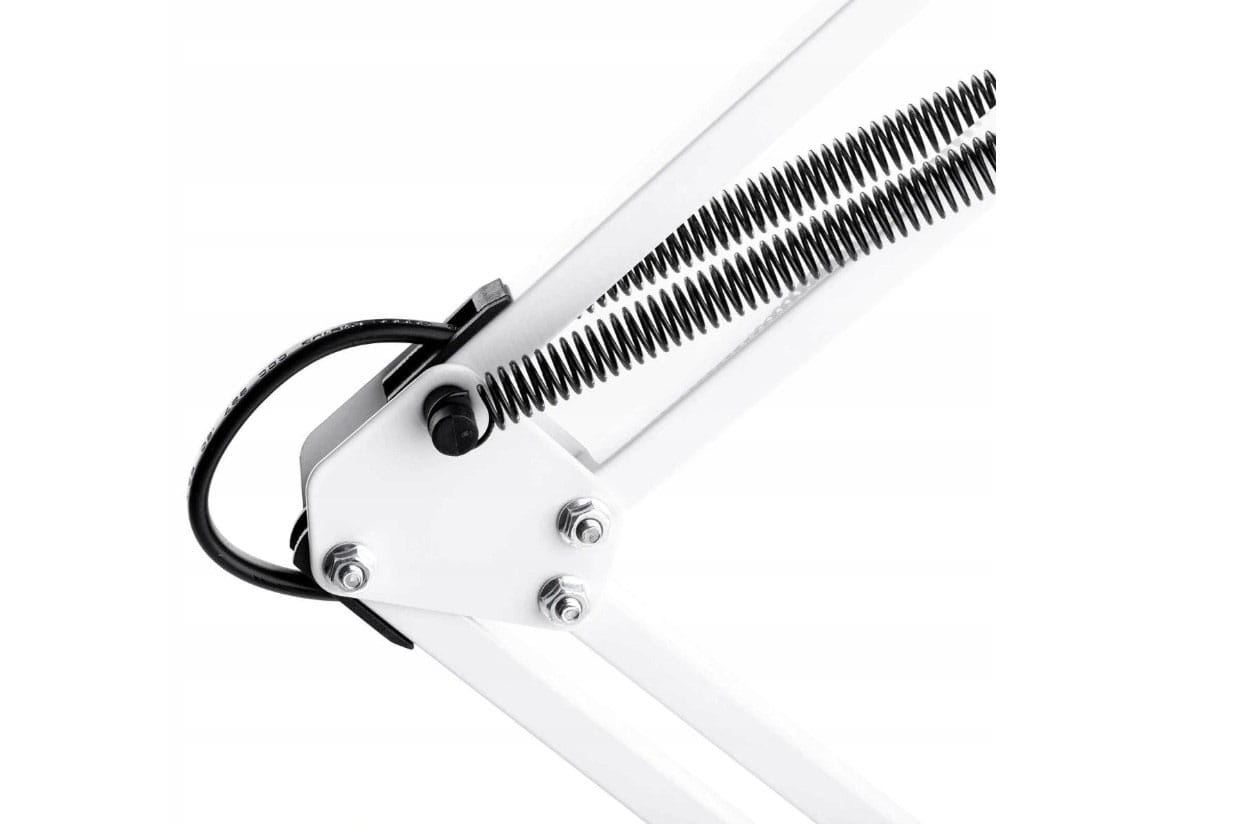 Biała lampka biurkowa Lena z uchwytem do stołu, widok zbliżony na mechanizm mocujący. Widać sprężynę oraz elementy metalowe, które zapewniają stabilność i regulację. Produkt zaprojektowany do łatwego montażu na blacie.