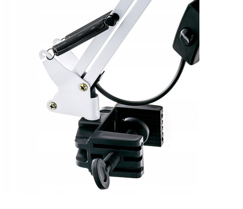 Biała lampka biurkowa Lena z uchwytem do stołu. Widoczna metalowa konstrukcja z regulowanym ramieniem, czarna podstawa z mocowaniem. Z lewej strony widoczny przewód i włącznik. Idealna do pracy i nauki.