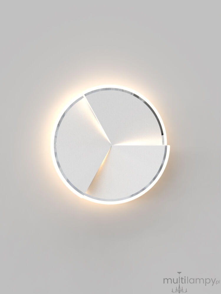 Lampa sufitowa Trapani D49 w kolorze chromowanym, z okrągłym kloszem podzielonym na trzy części. Wyposażona w diodę LED o mocy 40W, montowana na suficie. Tło w jasnym kolorze, podkreślające nowoczesny design lampy.