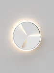 Lampa sufitowa Trapani D49 w kolorze chromowanym, z okrągłym kloszem podzielonym na trzy części. Wyposażona w diodę LED o mocy 40W, montowana na suficie. Tło w jasnym kolorze, podkreślające nowoczesny design lampy.