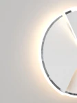 Lampa sufitowa Trapani D49 z chromowanym wykończeniem, okrągła, z jedną żarówką LED o mocy 40W. Ujęcie z góry, pokazujące detale struktury i subtelne podświetlenie. Tło jednolite, jasne.